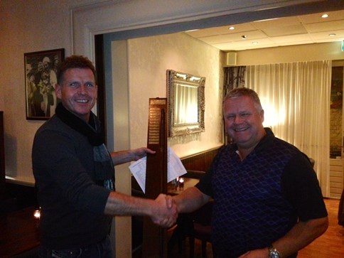 Voorzitter McJaap overhandigt McSam de wisseltrofee.