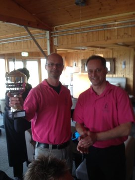 Winnaar McRuk krijgt de wisselbeker uitgereikt door Mc Toni