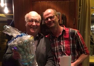 Jan Peetoom ontvangt de handicap-beker uit handen van Ard ”Mc Ruk” Rus
