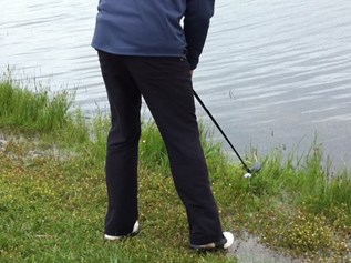 Franc Hogervorst slaat de bal uit de waterhindernis op hole 6.