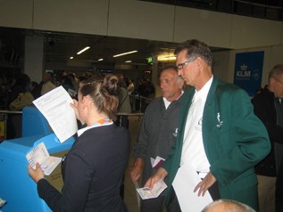 Golfaholics inchecken op Schiphol